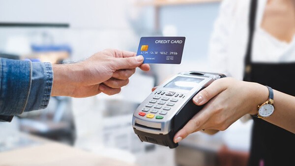 Cách rút tiền thẻ tín dụng không mất lãi suất